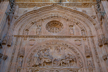 Obraz premium Vista de catedral de Salamanca, fachadas y detalles de trabajo en piedra