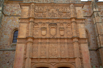 Vista de catedral de Salamanca, fachadas y detalles de trabajo en piedra
