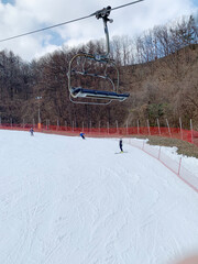 한국 스키장 비어있는 스키 리프트 의자 / Korean ski resort. Empty ski lift chair