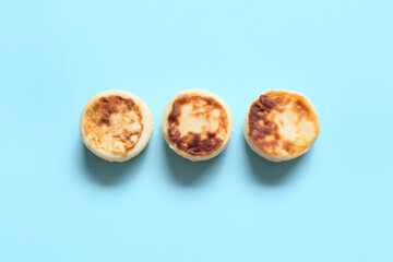 Fototapeta na wymiar Tasty cottage cheese pancakes on blue background