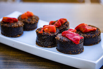 Morcilla con pimientos, plato típico español