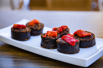 Morcilla con pimientos, plato típico español