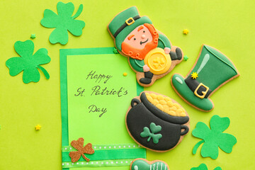 Composition with tasty gingerbread cookies for St. Patrick's Day celebration on green background - obrazy, fototapety, plakaty