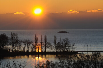 Fototapeta na wymiar Sonnenaufgang am Bodensee bei der Insel Mainau