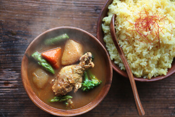 出来たてほんわか湯気の上がるチキンカレー