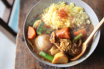 出来たてほんわか湯気の上がるチキンカレー