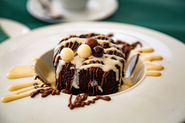 Postre de tres chocolates