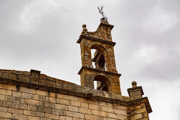 Campanario antiguos de arcos de piedra de época romanica en Cáceres