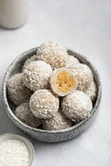 perles boules coco gâteau asiatique fait maison au soja riz gluant et noix de coco