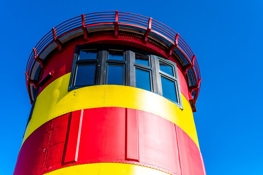 Der gelb rote Pilsumer Leuchtturm in Ostfriesland