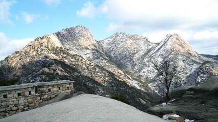 맑은 하늘과 북한산의 풍경