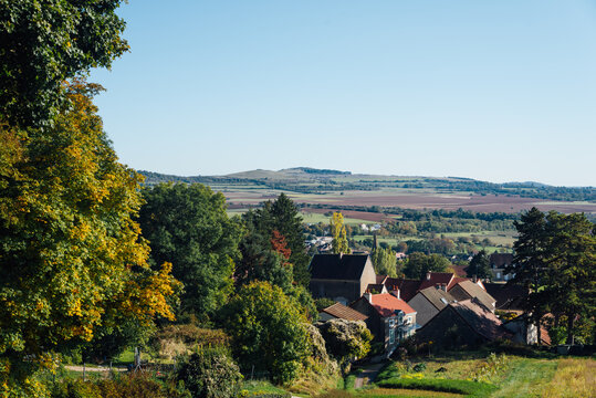Vue d'un ancien village fran&ccedil;ais. Un vieux village en France. Nolay. La campagne fran&ccedil;aise.