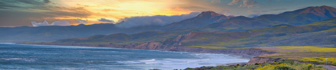 Obraz premium Spectacular sunsets on the Santa Barbara Coastline