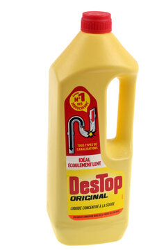 Bouteille de d&eacute;boucheur liquide de la marque Destop en gros plan sur fond blanc