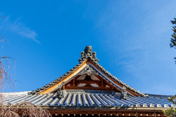 Fototapeta na wymiar 伝統的な日本建築の瓦葺き屋根と破風