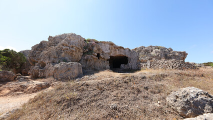 Necrópolis Cala Morella, Menorca, Islas Baleares, España © IVÁN VIEITO GARCÍA