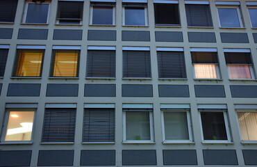 B&uuml;rofassade am Abend