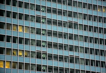 Bürofassade am Abend