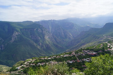 Fototapeta na wymiar アルメニア・タテヴの山間に建つ集落