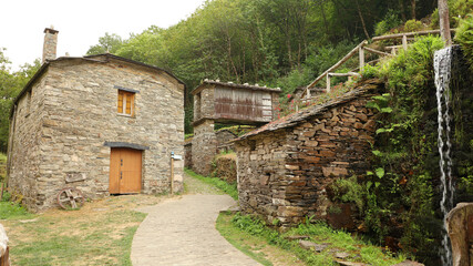 Fototapeta na wymiar Conjunto etnográfico Os Teixois, Taramundi, Asturias, España.