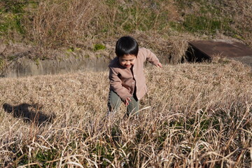 かけ上げる少年