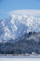 真白な巻機山を望む雪国南魚沼の冬の晴れ間