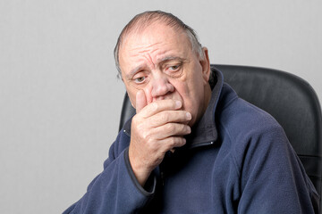 portrait homme âgée dépressif sur fond gris