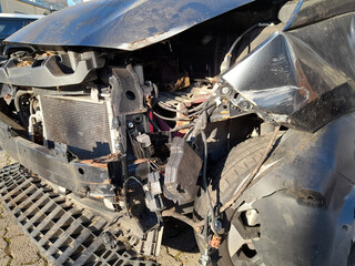 Macchina distrutta a seguito di un incidente stradale