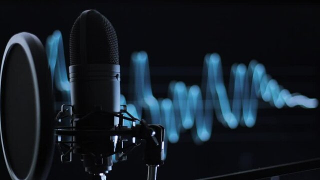 Microfono de capsula, profesional en un estudio, mientras se ven ondas de sonido