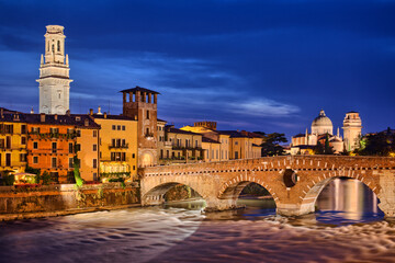 Werona, Włochy rzeka Adyga, stary kamienny most Ponte Pietra i wieża katedry nocą
