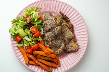 Plato combinado de entrecote de ternera con boniatos fritos y ensalada