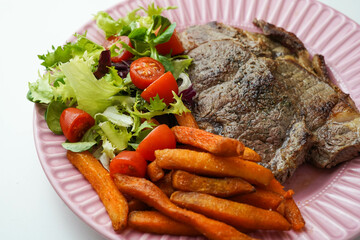 Plato combinado de entrecote de ternera con boniatos fritos y ensalada