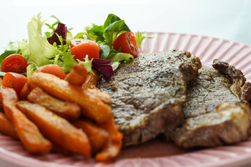Plato combinado de entrecote de ternera con boniatos fritos y ensalada