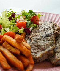 Plato combinado de entrecote de ternera con boniatos fritos y ensalada