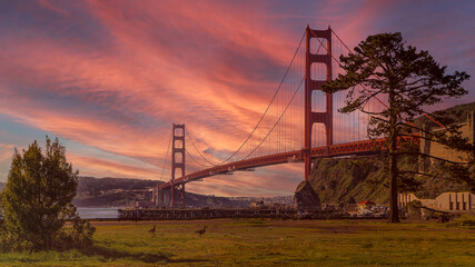 Obraz premium A Red sky sunset for the Golden Gate Bridge 