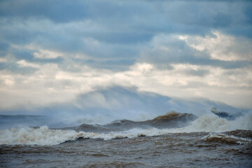 Fototapeta na wymiar windy storm on a baltic sea at winter with clouds in the sky