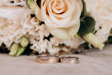 Obraz na płótnie Canvas wedding rings and roses