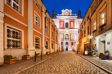 Poznań stare miasto światła ulica barokowy kościół fara nocą 