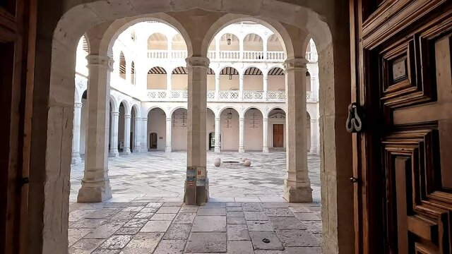 Patio y claustro renacentista del siglo XV con doble piso en el palacio de santa cruz de Valladolid, Espa&ntilde;a