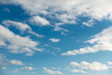 Obraz premium Ciel bleu avec nuages.