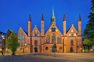 Lubeka, Lübeck, Niemcy, średniowieczny szpital Heiligen-Geist-Hospital nocą - obrazy, fototapety, plakaty
