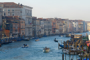 Reger Verkehr herrscht auf dem Canale Grande im herzen von Venedig am frühen Morgen. Das Wasser...