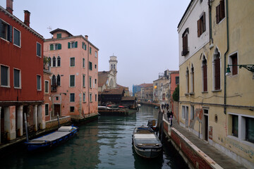 Fototapeta na wymiar Ein Blick in den Rio di San Trovaso in Venedig mit der alten Gondelwerft auf der linken Seite