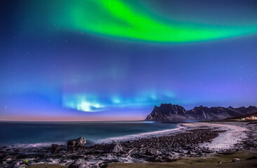 Fototapeta na wymiar Northern lights on sky in Lofoten islands, Norway