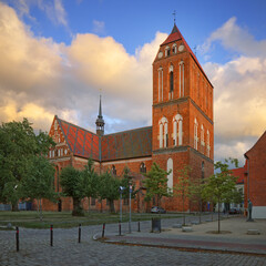 Fototapeta na wymiar Gustrow, Güstrow gotycki kościół średniowieczna katedra z cegły, gotyk ceglany