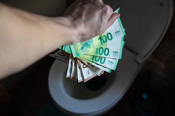 Geld ins Klo schmeißen und die Toilette runterspülen weil es Wertlos ist