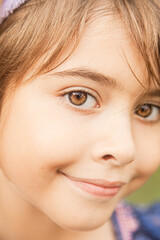 Hübsches Kind mit braunen Augen, Portrait - 481446110