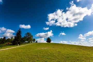 paysage d'une coline avec ciel bleu et nuages