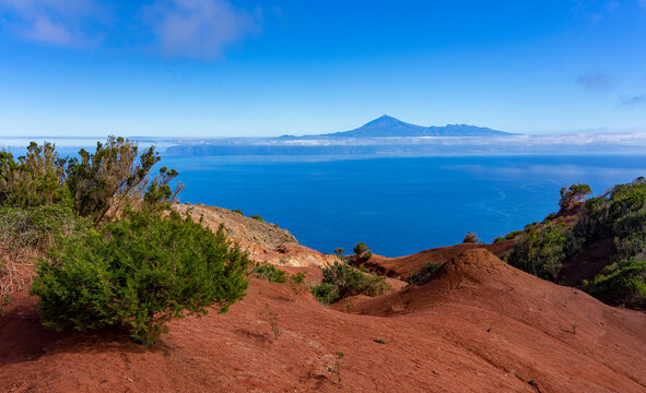 Der Norden von Gomera, Kanarische Inseln: Vulkanische Mondlandschaft beim berühmten Aussichtspunkt Mirador de Abrante in der Nähe von der Stadt Agulo mit Blick auf den Teide / Teneriffa