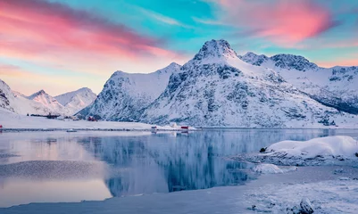 Ruhiger Wintersonnenaufgang über dem Polarkreis. Herrliche Morgenszene des Boosen-Fjords auf der Insel Flakstadoya, Lofoten-Inseln mit Hustinden-Berg im Hintergrund, Norwegen, schöne Winterlandschaft © Andrew Mayovskyy